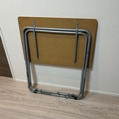 折りたたみテーブルの画像