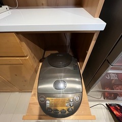 引き渡しが決まりました！【ファミリータイプ木製食器棚】完成品でのお渡しになります。の画像