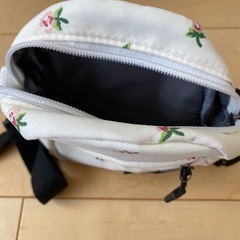 【新品未使用品　肩掛けポーチ】
の画像