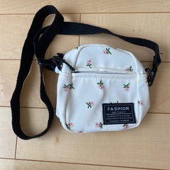 【新品未使用品　肩掛けポーチ】
