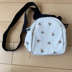 【新品未使用品　肩掛けポーチ】
の画像