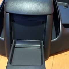 車用ハイエースワイド200系純正センターコンソールボックスの画像