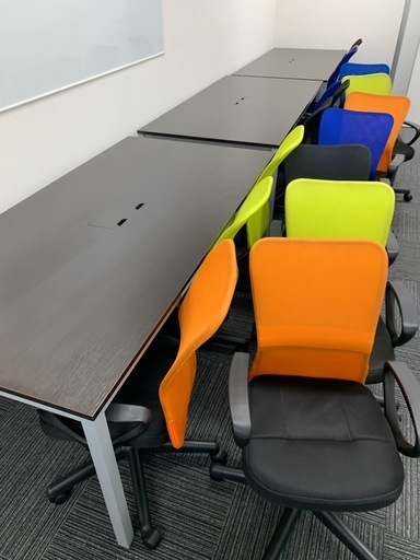 美品 50,000円からの値下げ ほとんど使用していません！ オフィステーブル3台 キャスターチェア16脚