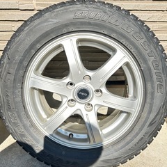 スタッドレスタイヤ215/65R 16の画像