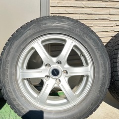 スタッドレスタイヤ215/65R 16の画像