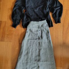 ラウンドネックのニットとAラインスカートのセットアップの画像