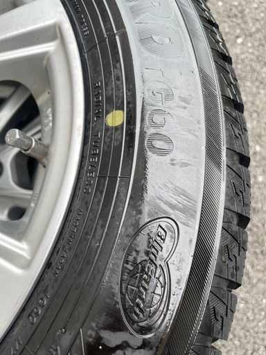 ワンシーズン3ヶ月しか使ってない。175/65/14スタッドレスタイヤ４本。中古美品のホイール付きタイヤ売ります。