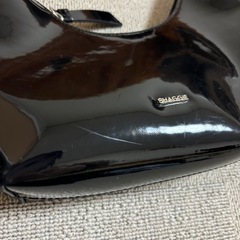 SHAGGIE ハンドバッグエナメル黒の画像