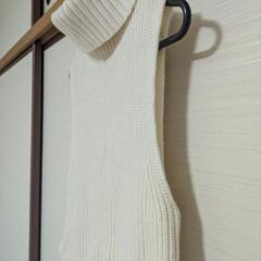 ユニクロタートルネックノースリーブセーターの画像