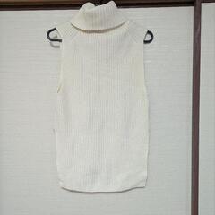 ユニクロタートルネックノースリーブセーターの画像