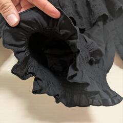 黒トップスの画像