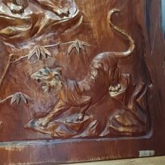 希少品杉材一枚板木彫り虎2匹・竹置物の画像