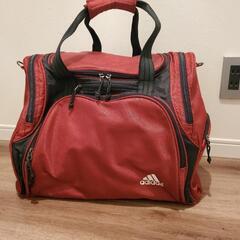 adidasのバックの画像