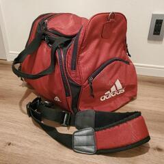 adidasのバックの画像