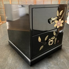 漆塗り　2段小引き出し　花柄　螺鈿入り　黒塗り　小物収納　小物入れの画像