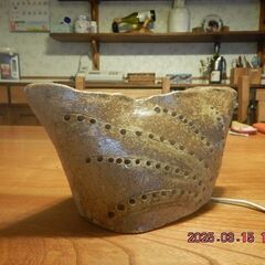 陶器製の照明器具です。雰囲気が良いです。