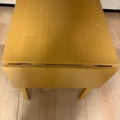 折りたたみ机の画像