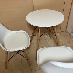 ニトリのイスとテーブル