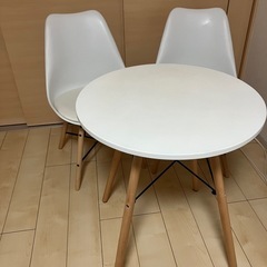 ニトリのイスとテーブルの画像
