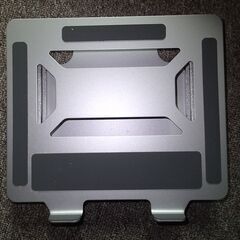 断捨離中）美品中古）アルミ製　デスク上で使うノートPCスタンドの画像