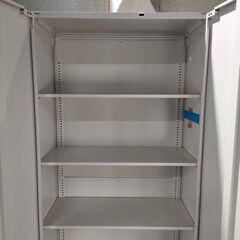 4月 売約済IS 鍵付きキャビネット 観音開き ロッカー 書庫 書棚 書類庫 オフィス家具 事務用品 25c菊TK②の画像