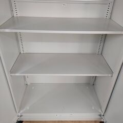 4月 売約済IS 鍵付きキャビネット 観音開き ロッカー 書庫 書棚 書類庫 オフィス家具 事務用品 25c菊TK③の画像