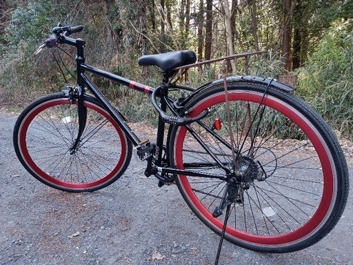 SHIMANO 6速ギア 黒と赤のスチールフレーム自転車、グリップ付きハンドルと金属製ペダル。