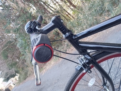 SHIMANO 6速ギア 黒と赤のスチールフレーム自転車、グリップ付き