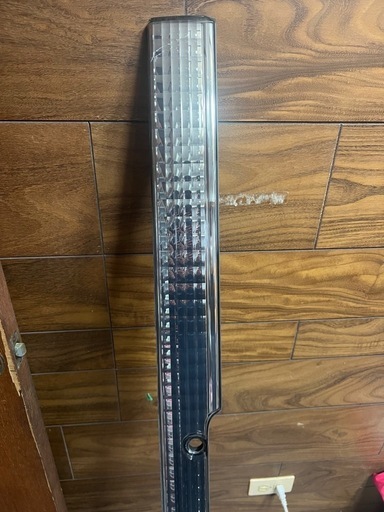 上げ直しました。100系ハイエース最終型純正リアガニッシュ