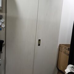 【取りに来てくれる方限定】オカムラのスチール両開き書庫、差し上げます！