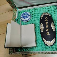 文房具セット（黒い文房具、青い陶器、書籍）の画像