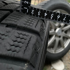 「値下げ‼️」205x60x16スタッドレスの画像