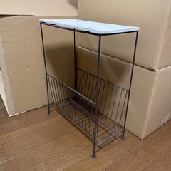 北欧テイストのサイドテーブル　マガジンラック