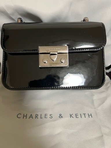 CHARLES\u0026KEITHAliaパテントチェーンストラップクロスボディバッグ