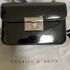 CHARLES&KEITHAliaパテントチェーンストラップクロ...