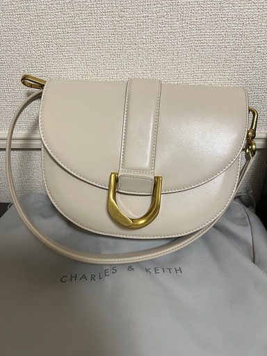 CHARLES \u0026 KEITH ガビーヌ サドルバッグ - クリーム
