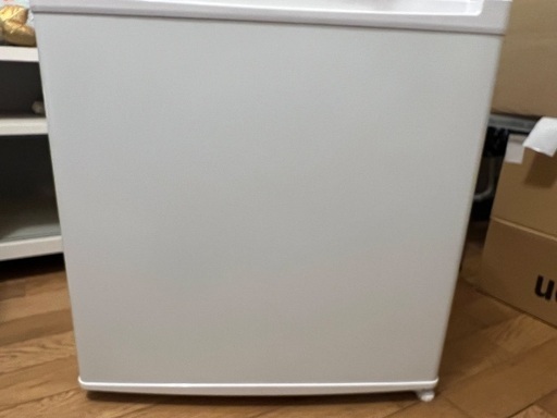 ほぼ新品の小型冷蔵庫です