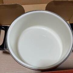 真っ赤なホーロー鍋18センチの画像