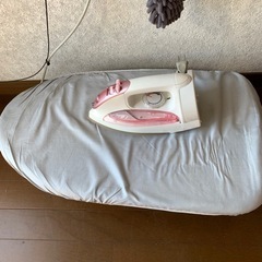 古いアイロンとアイロン台