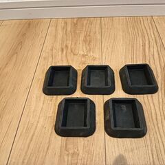 [お取引中]値下げしました。①椅子、高さ可変42～54cm、キャスターをカバーするゴム、背のクッションネットの画像