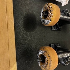 スケートボードのトラックとウィールの画像