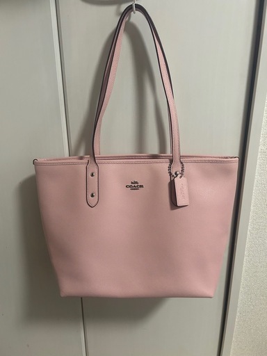 COACHピンクのトートバッグ