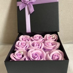 箱入り薔薇のアーティシャルフラワーの画像