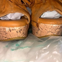 フリンジデザイン サンダル コルクヒールの画像