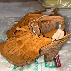 フリンジデザイン サンダル コルクヒールの画像