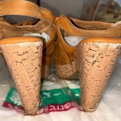 フリンジデザイン サンダル コルクヒールの画像