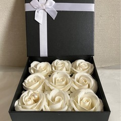 箱入り薔薇のアーティシャルフラワーの画像