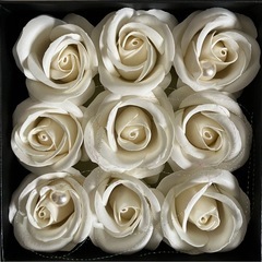 箱入り薔薇のアーティシャルフラワーの画像