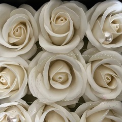 箱入り薔薇のアーティシャルフラワーの画像