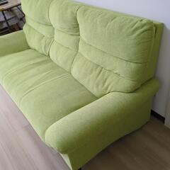 3人がけソファ（黄緑・使用感あり）の画像
